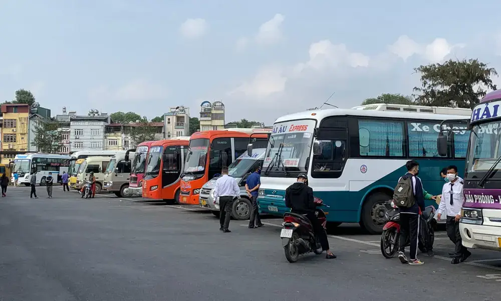 Hỗ trợ khách hàng tại nhà xe Quang Tỷ