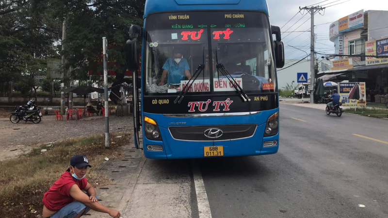 Hỗ trợ khách hàng tại nhà xe Tư Tý