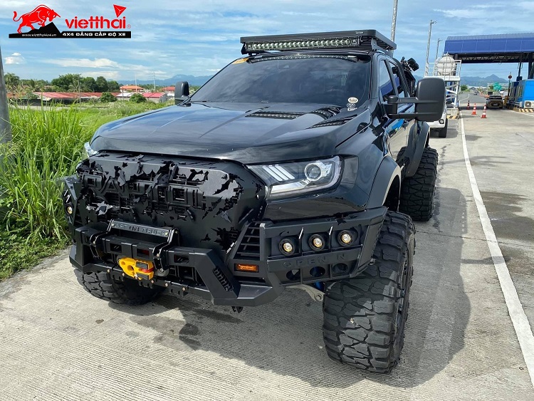 Body kit sành điệu với các đường nét mạnh mẽ, khiến chiếc Ranger độ này giống như một chiến binh đường phố.